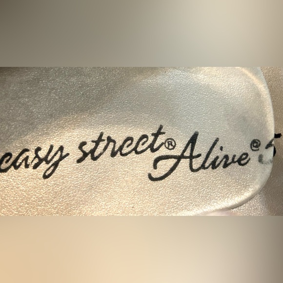 Easy street silver satin Mary Jane buckled adjustable strap women’s size 7.5M - Picture 3 of 13